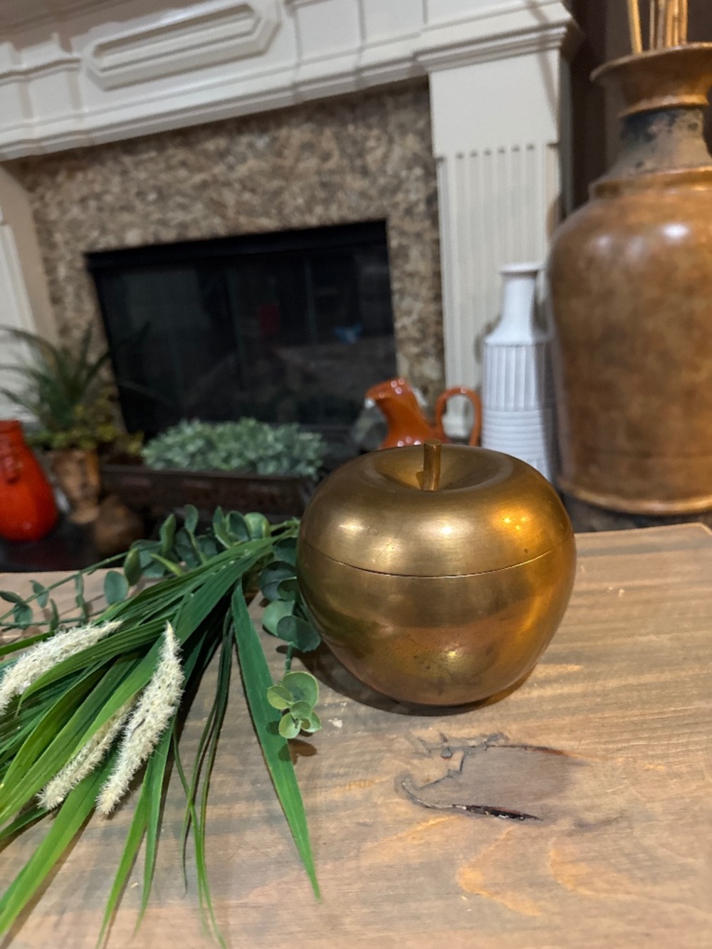 VTG LG Brass Apple w/lid. The lid is complete/w stem detail. 5” W x 4” T.